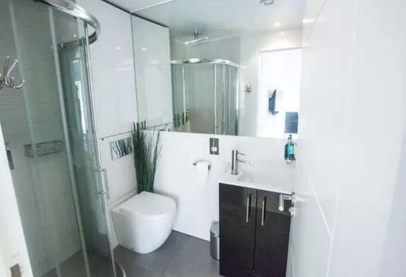 استودیوی لوکس, Room Home Stay