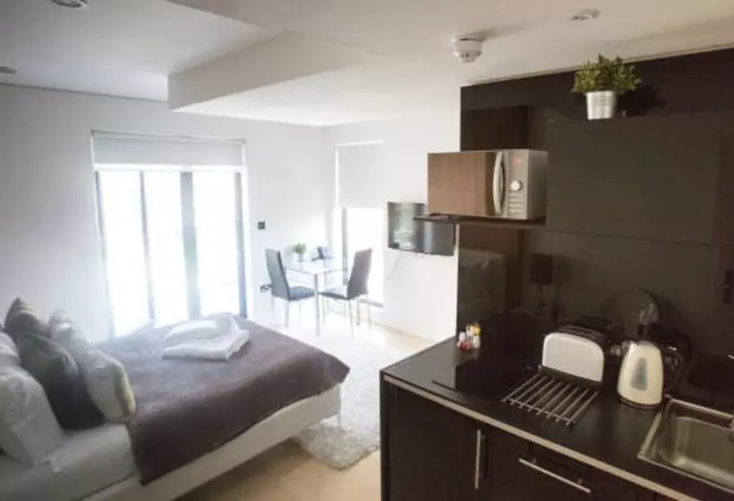 استودیوی لوکس, Room Home Stay