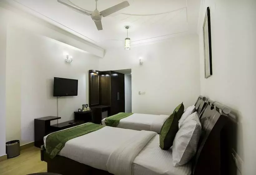 デラックスルーム, Treebo Four Sight Sector   14 Gurgaon