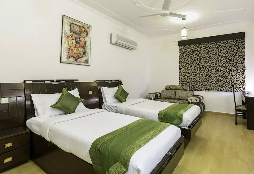 デラックスルーム, Treebo Four Sight Sector   14 Gurgaon