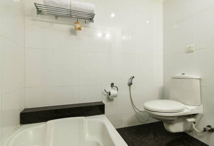 Chambre Deluxe, Treebo Four Sight Sector   14 Gurgaon