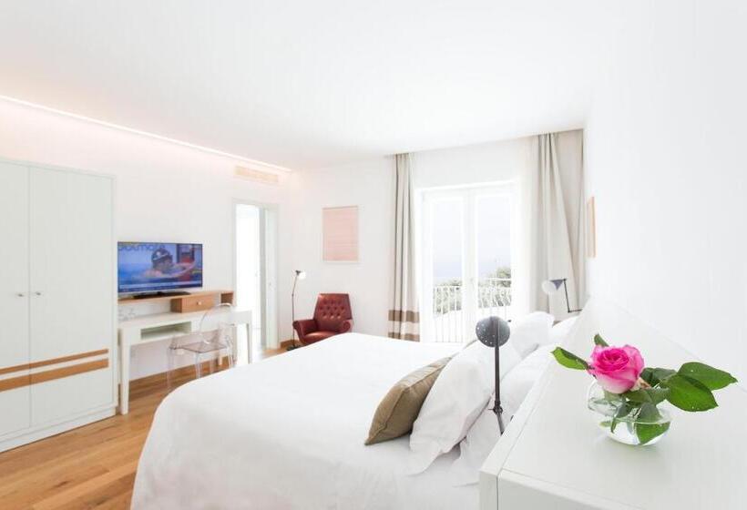 غرفة ديلوكس ذات إطلالة جانبية على البحر, Villa Fiorella Art