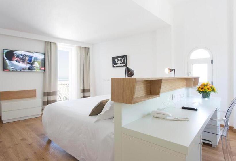 غرفة ديلوكس ذات إطلالة جانبية على البحر, Villa Fiorella Art