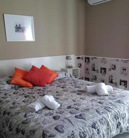 חדר סטנדרט לשלושה עם מרפסת, B&b Sweet Home Two Steps From The Ruins..