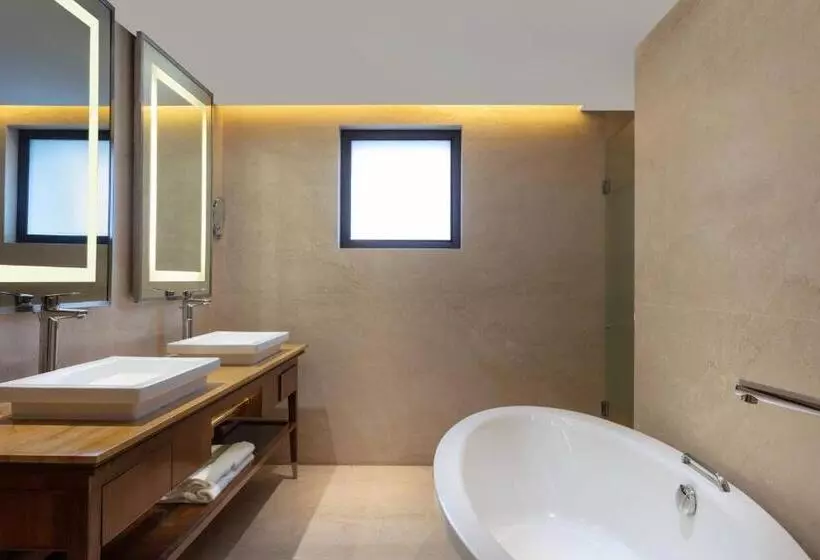 スイート, Courtyard By Marriott Raipur