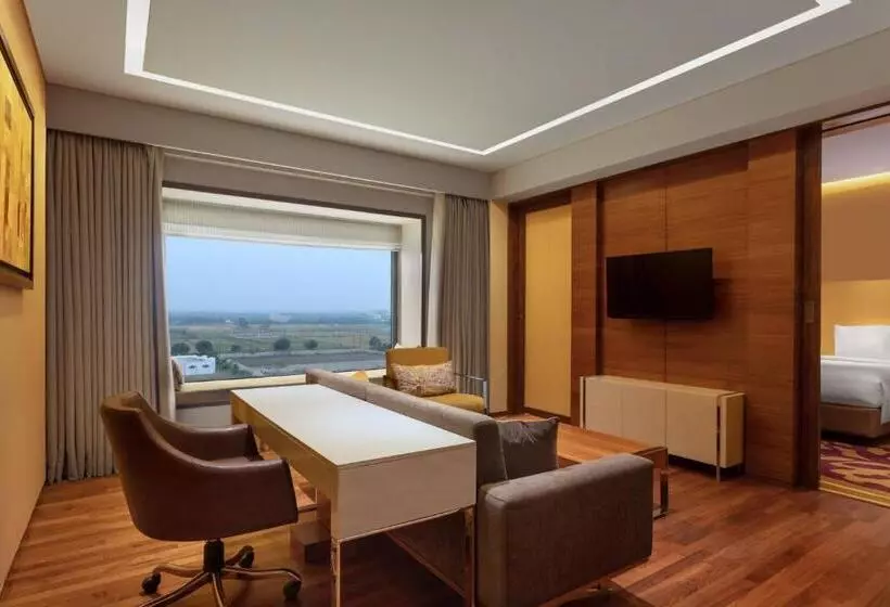 スイート, Courtyard By Marriott Raipur