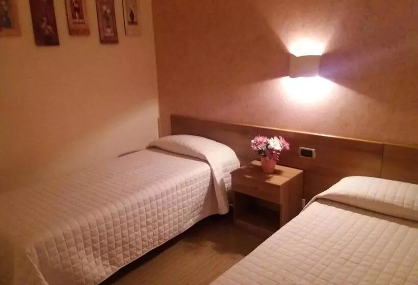 Standard Kolmen Hengen Huone, Diamante