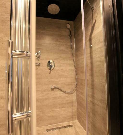 חדר דלוקס, The Black