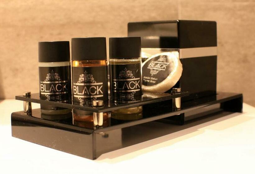 חדר דלוקס, The Black