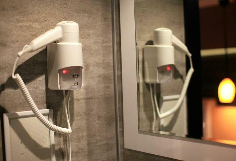 חדר דלוקס, The Black