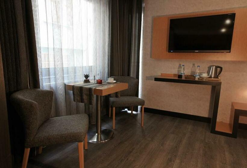 חדר דלוקס, The Black