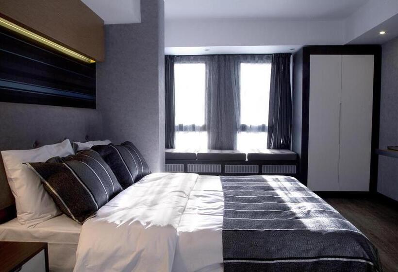 חדר דלוקס, The Black