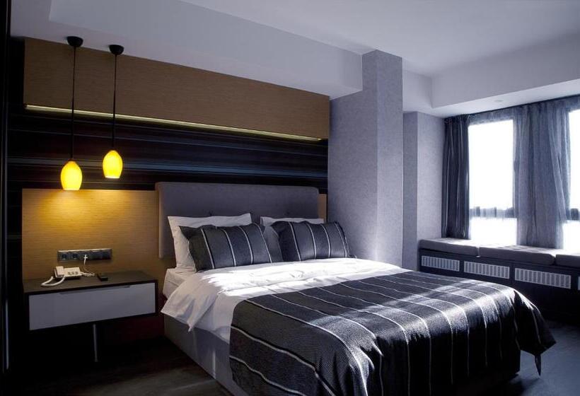 חדר דלוקס, The Black