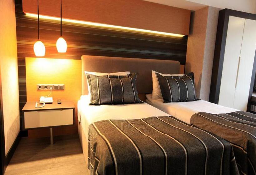 חדר דלוקס יחיד, The Black