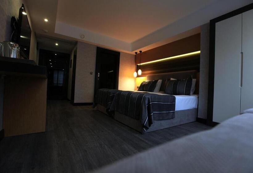 חדר דלוקס יחיד, The Black