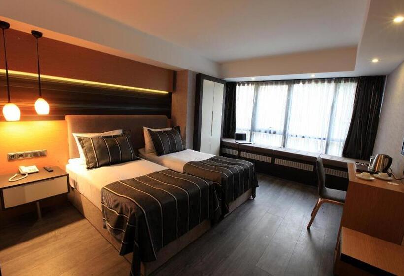 חדר דלוקס יחיד, The Black