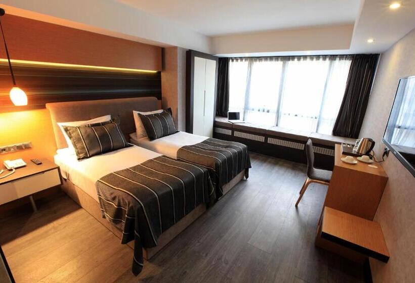 חדר דלוקס יחיד, The Black