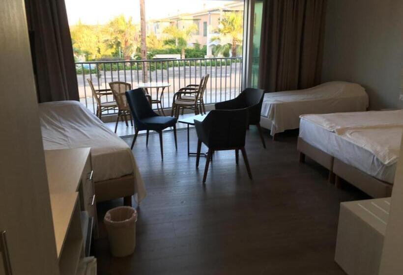 חדר משפחתי, Aphrodite Beach