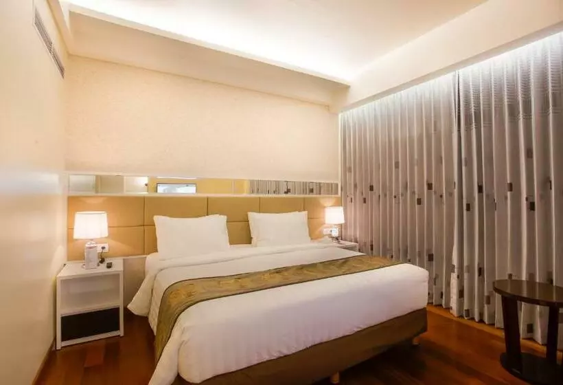 キングサイズベッドのスイートルーム, Golden Palace Hotel Lombok