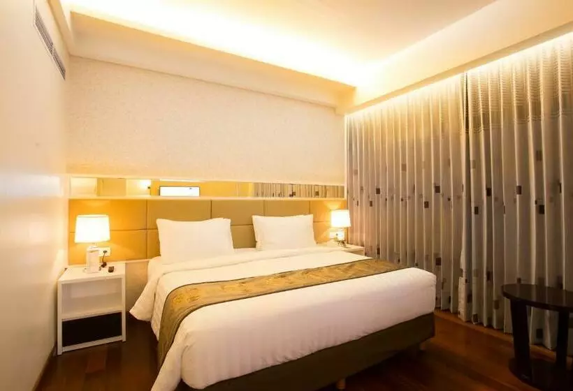 キングサイズベッドのスイートルーム, Golden Palace Hotel Lombok