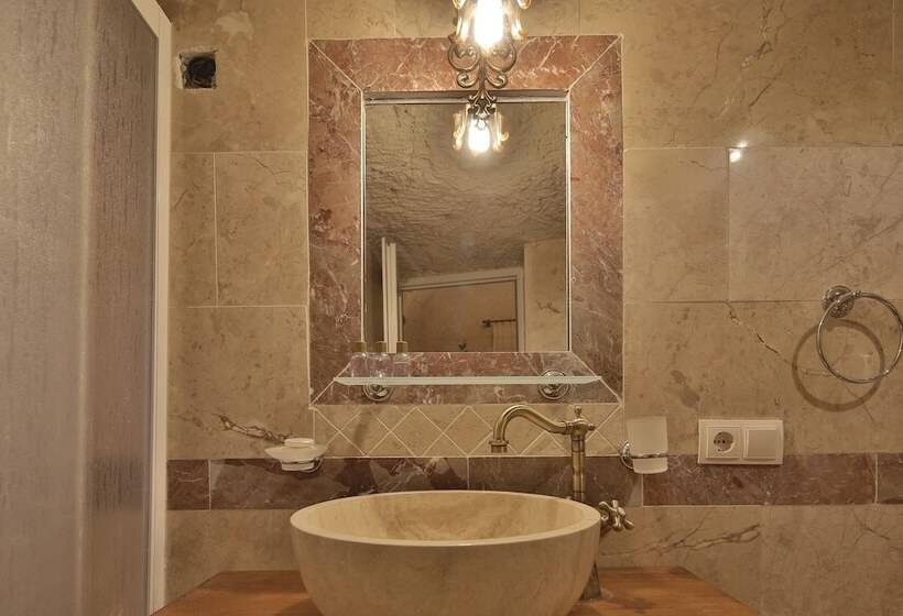 غرفة قياسية ثلاثية, Goreme Valley Cave House