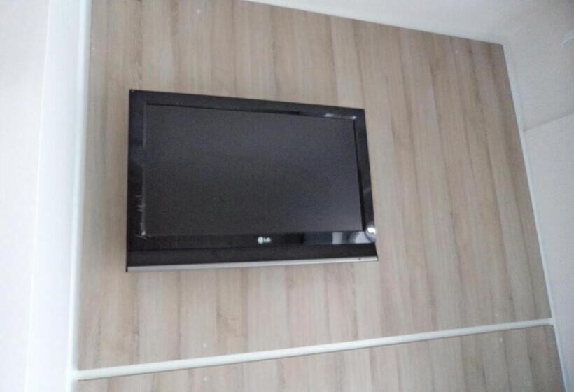 标准工作室带阳台, Rea