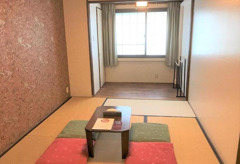 חדר סטנדרט לשלושה עם חדר אמבטיה משוף, K S House Hostels   Hakone Yumoto Onsen