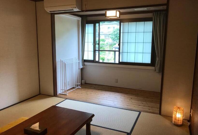 스탠다드 4인용 룸 공용 욕실, K S House Hostels   Hakone Yumoto Onsen