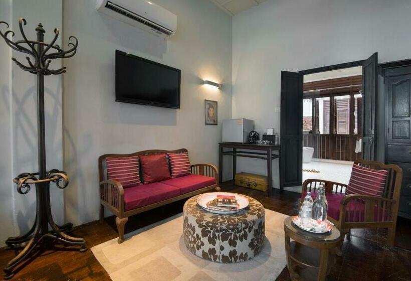 سوییت, Noordin Mews