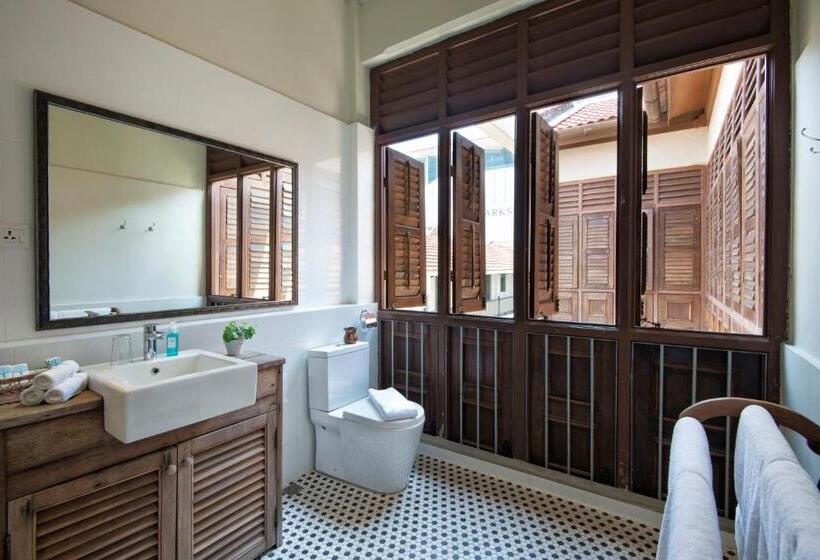 سوییت, Noordin Mews