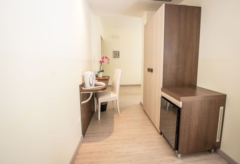 חדר סטנדרט לשלושה, Rosa