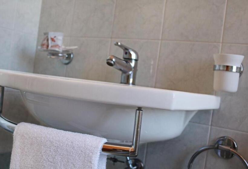 スタンダードトリプルルーム, Silvia