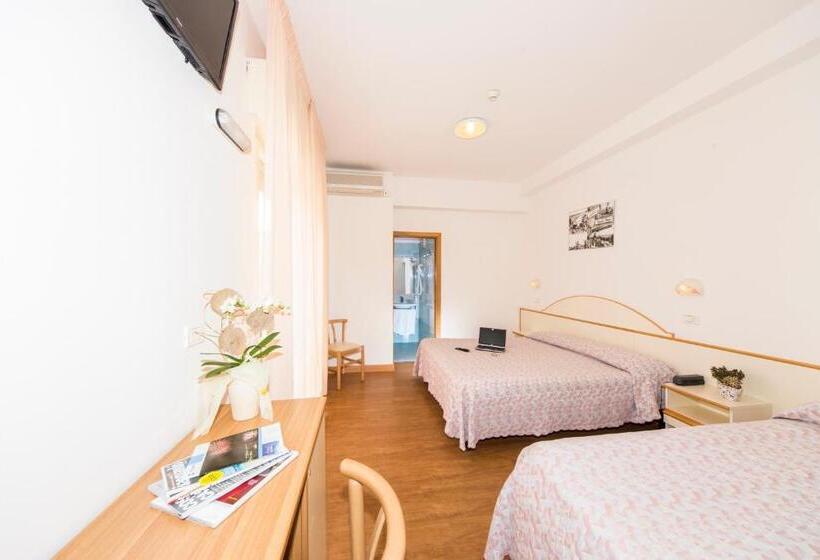 スタンダードトリプルルーム, Silvia