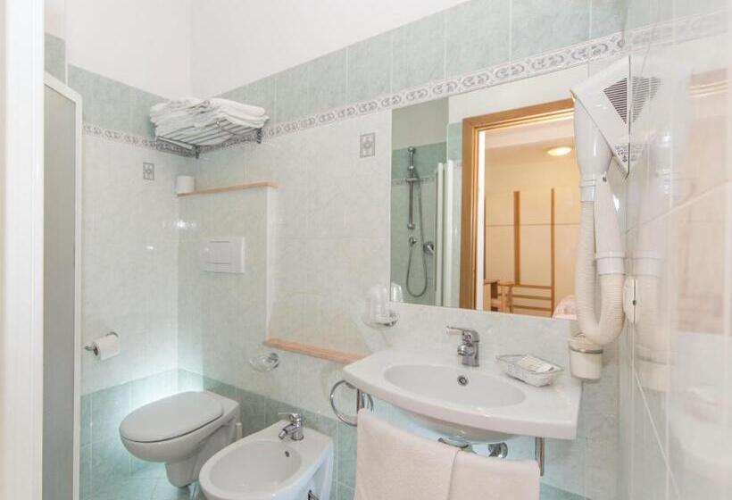 スタンダードトリプルルーム, Silvia