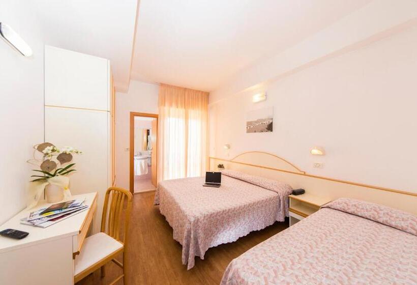 スタンダードトリプルルーム, Silvia