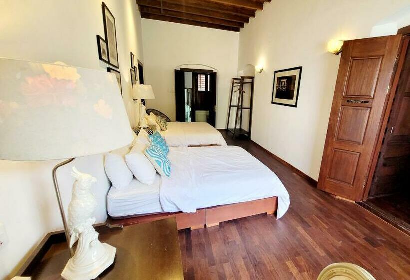 غرفة قياسية, East Indies Mansion