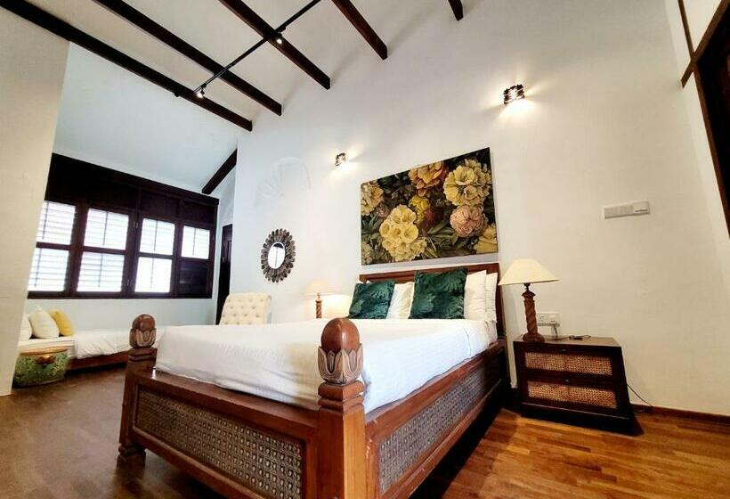 غرفة قياسية, East Indies Mansion