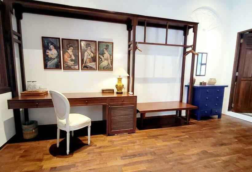 غرفة قياسية, East Indies Mansion