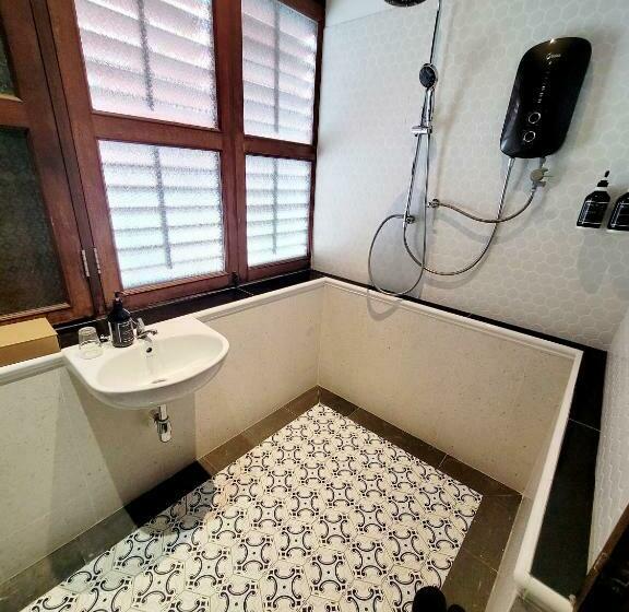 غرفة قياسية, East Indies Mansion