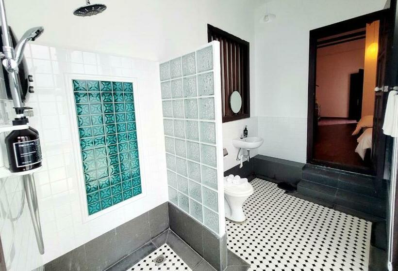 غرفة قياسية, East Indies Mansion