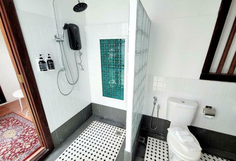 غرفة قياسية, East Indies Mansion