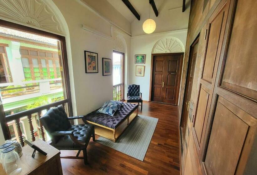 غرفة قياسية, East Indies Mansion