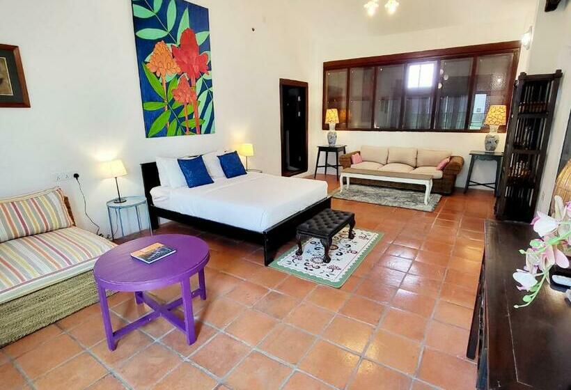 غرفة قياسية, East Indies Mansion