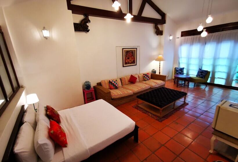 غرفة قياسية, East Indies Mansion