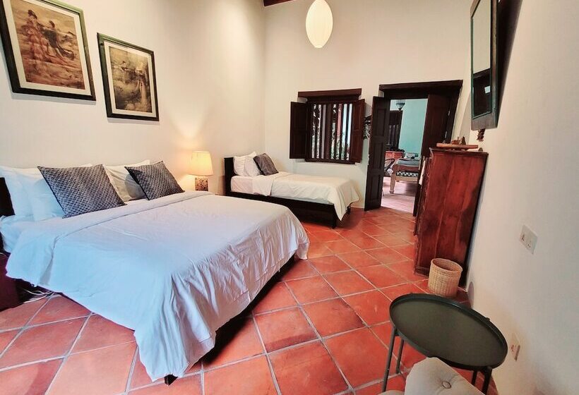 غرفة قياسية, East Indies Mansion