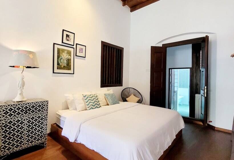 غرفة قياسية, East Indies Mansion