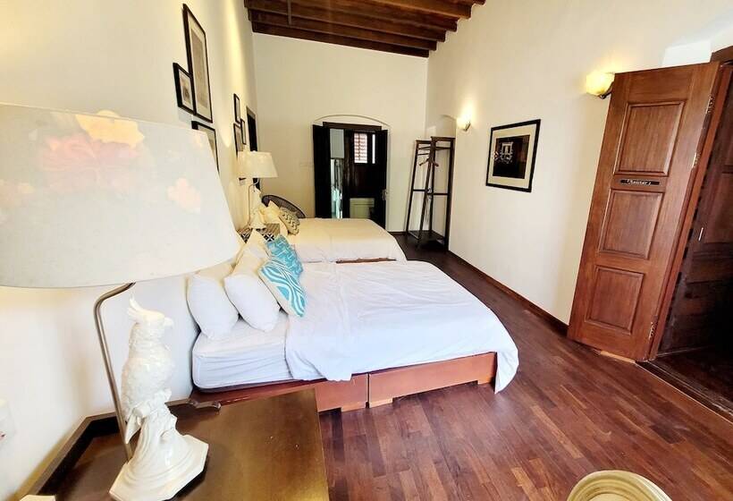 غرفة قياسية, East Indies Mansion