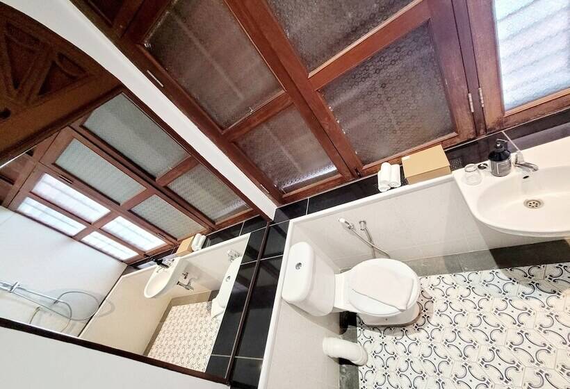 غرفة قياسية, East Indies Mansion