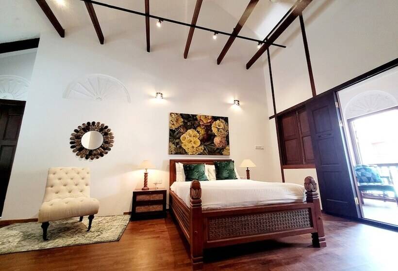 غرفة قياسية, East Indies Mansion