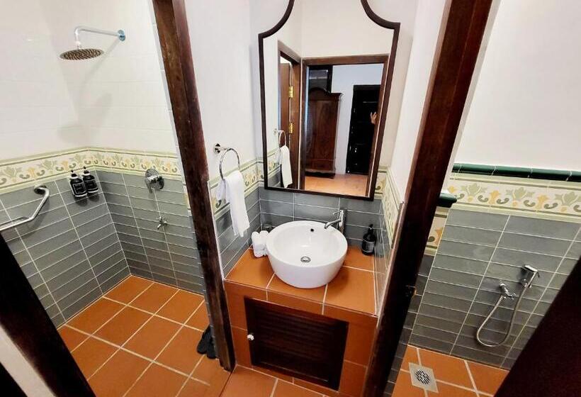 غرفة قياسية, East Indies Mansion